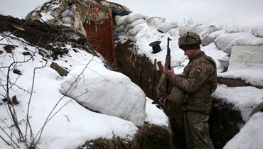 جندي أوكراني عند الحدود مع أوكرانيا (أ ف ب).