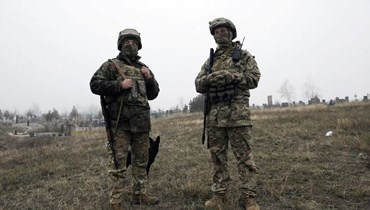 جنديان على خطوط التماس الأوركانية - الروسية (أ ف ب).