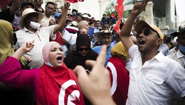 متظاهرون تونسيون يرددون هتافات خلال احتجاج ضد سعيّد في تونس العاصمة (18 ايلول 2022، ا ب). 