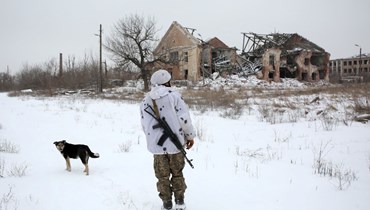 جندي أوكراني يمشي في قرية بيسكي بمنطقة دونيتسك، بالقرب من خط المواجهة مع الانفصاليين (25 ك2 2022، أ ف ب)