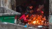 أطفال يشعلون النفايات للتدفئة (نبيل اسماعيل).