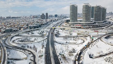 صورة جوية تظهر سيارات متوقفة على الطريق السريع بعد تساقط الثلوج بغزارة في منطقة باشاك شهير في اسطنبول (25 ك2 2022، أ ف ب). 