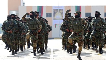جنود ليبيون يشاركون في عرض عسكري في طرابلس خلال احتفال تخرجهم (23 ك2 2022، ا ف ب). 