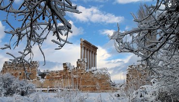 الثلوج تغطّي أعمدة معبد جوبيتر الستة في بعلبك (أ ف ب).