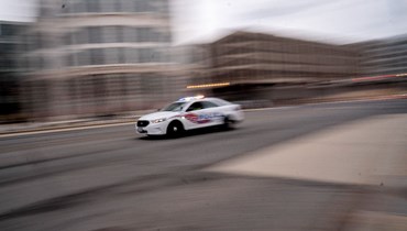 سيارة للشرطة تمر في احد الشوارع في واشنطن (25 ك2 2022، أ ف ب). 