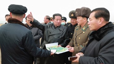 صورة غير مؤرخة وزعتها وكالة الأنباء المركزية الكورية الشمالية الرسمية في 28 ك2 2022، وتظهر كيم متفقدا موقع بناء مزرعة خضروات كبيرة في منطقة ريونفو بمقاطعة هامجو في هامغيونغ الجنوبية (أ ف ب). 