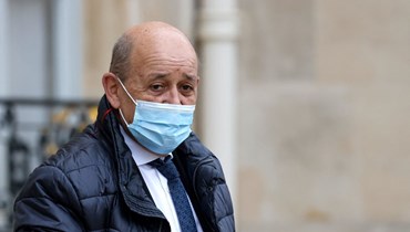 لودريان مغادرا بعد مشاركته في اجتماع مجلس الوزراء في قصر الإليزيه في باريس (26 ك2 2022/ أ ف ب). 