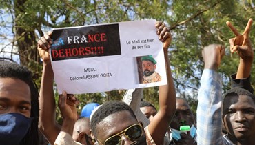 متظاهرون يشاركون في احتجاج في باماكو ضد العقوبات الاقتصادية الاقليمية الجديدة على مالي (14 ك2 2022، ا ب). 