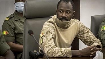 العقيد أسيمي غويتا خلال لقائه وفدا رفيع المستوى من مجموعة دول غرب أفريقيا في وزارة الدفاع في باماكو (22 آب 2020، أ ب). 