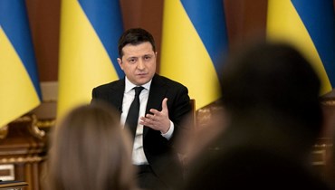 زيلينسكي متكلما خلال مؤتمر صحافي مع وسائل الإعلام الأجنبية في كييف (28 ك2 2022، أ ف ب). 