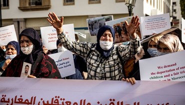 خلال تظاهرة في الرباط، للمطالبة باجلاء عائلات جهاديين مغاربة معتقلين في سوريا والعراق (28 ك2 2022، أ ف ب). 