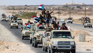 مقاتلون من "ألوية العمالقة" تجمعوا عند أطراف عتق شرق ميناء عدن، في طريقهم الى خط المواجهة مع الحوثيين (28 ك2 2022، أ ف ب). 