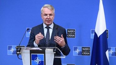 وزير خارجية فنلندا بيكا هافيستو متكلما خلال مؤتمر صحافي مشترك مع الأمين العام لحلف الناتو (ليس في الصورة) بعد اجتماعهما في مقر الناتو في بروكسيل (24 ك2 2022، أ ف ب).