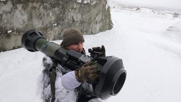 جندي أوكراني يصوّب قاذفة صواريخ مضادة للطائرات خلال تدريب قرب مدينة لفيف غرب أوكرانيا (28 ك2 2022، أ ف ب).