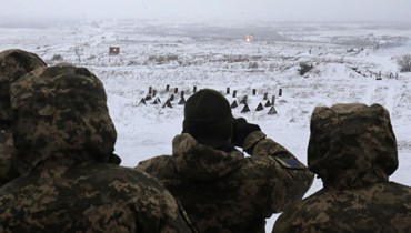 جنود أوكرانيون يتابعون تدريبات عسكرية بالقرب من مدينة لفيف غرب أوكرانيا (28 ك2 2022، أ ف ب).