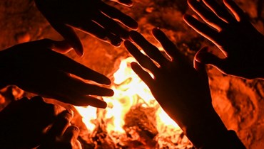 مشردون تجمعوا حول النار في نيودلهي لتدفئة أنفسهم في وقت تضرب المدينة موجة برد غير اعتيادية (29 ك2 2022، أ ف ب).