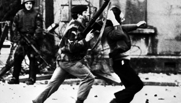 جندي بريطاني يعتقل متظاهرًا كاثوليكيًا خلال أحداث "الأحد الدامي" في 30 كانون الثاني 1972، يوم قتل مظليون بريطانيون 13 متظاهرًا في لندنديري (أ ف ب).