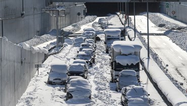 سيارات تركت في اتيكي اودوس، الطريق الدائري الرئيسي في أثينا، بعد تساقط الثلوج بغزارة (25 ك2 2022، ا ف ب).