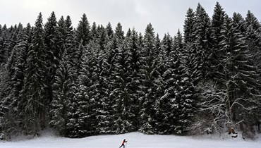 رجل يتزلج قرب قرية كلايس جنوب ألمانيا (21 ك2 2022، أ ف ب). 