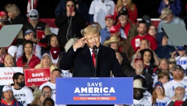 ترامب متكلما خلال تجمع "أنقذوا أميركا" في كونروي بتكساس (29 ك2 2022، أ ف ب). 