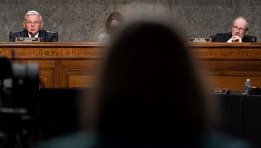 السناتوران ميننديز  (إلى اليسار) وريش (الى اليمين) خلال جلسة استماع للجنة العلاقات الخارجية في مجلس الشيوخ في الكابيتول بواشنطن (7 ك1 2021، أ ف ب). 