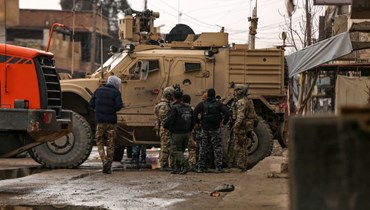 جنود أميركيون وعناصر من قوات سوريا الديموقراطية تجمعوا في حي غويران شمال شرق الحسكة السورية (29 ك2 2022، أ ف ب). 