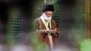 خامنئي مصليا داخل ضريح آية الله الخميني في جنوب طهران (31 ك2 2022، أ ف ب). 