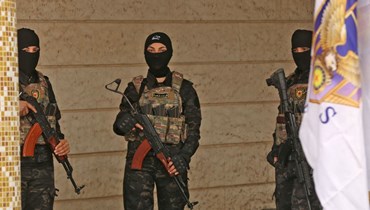 مقاتلون من قوات سوريا الديموقراطية انتشروا خلال مؤتمر صحافي في مدينة الحسكة شمال شرق سوريا (31 ك2 2022، ا ف ب).
