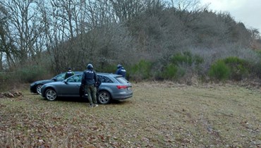 عناصر من الشرطة الالمانية خلال البحث عن المشتبه فيه في كوسيل براينلاند بالاتينات غرب ألمانيا (31 ك2 2022، ا ف ب). 
