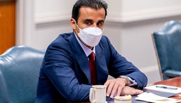 أمير قطر الشيخ تميم بن حمد آل ثاني خلال اجتماع بوزير الدفاع الاميركي لويد أوستن (ليس في الصورة) في البنتاغون في أرلينغتون بفيرجينيا (31 ك2 2022، أ ف ب). 