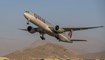 طائرة بوينغ 777 تابعة للخطوط الجوية القطرية تقلع في مطار حامد كرزاي الدولي في كابول في أفغانستان (3 ت1 2021، أ ف ب). 