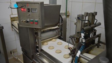 صناعة الخبز (تعبيرية- تصوير حسام شبارو).
