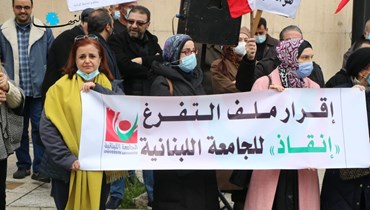 الأساتذة المتعاقدين بالساعة في الجامعة اللبنانية أمام السرايا الحكومية (تصوير حسن عسل).