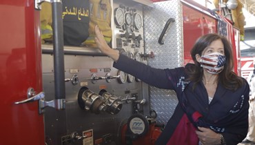 الدفاع المدني تسلّم آلية إطفاء بحضور السفيرة الأميركية (مارك فياض). 
