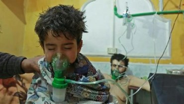 طفل يضع ماكينة الأوكسيجين في سوريا.