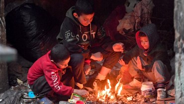أطفال يشعلون القمامة للتدفئة (تعبيرية - نبيل إسماعيل).