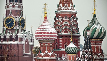 برج سباسكايا في الكرملين وكاتدرائية القديس باسيل في موسكو (3 شباط 2022، ا ف ب). 