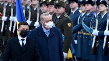 زيلينسكي (إلى اليسار) وإردوغان يستعرضان حرس الشرف قبل محادثاتهما في كييف (3 شباط 2022، ا ف ب).