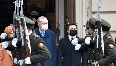 إردوغان (الى اليسار) وزيلينسكي يستعرضان حرس الشرف قبل محادثاتهما في كييف (3 شباط 2022، ا ف ب).