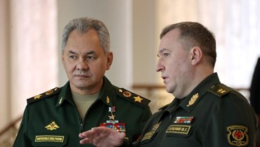 شويغو (الى اليسار) في مينسك لمتابعة التدريبات (3 شباط 2022، وزارة الدفاع الروسية). 