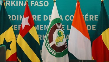 علم المجموعة الاقتصادية لدول غرب أفريقيا وأعلام اخرى لدول أعضاء خلال القمة في أكرا (3 شباط 2022، أ ف ب). 