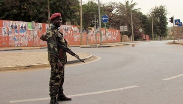جندي وقف في شارع بالقرب من مقر الجمعية الوطنية في بيساو (13 نيسان 2012، أ ف ب).