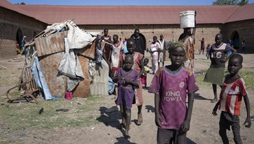 صورة تعبيرية- نازحون يقفون خارج مبنى حكومي مهجور في بلدة ملكال في ولاية أعالي النيل جنوب السودان (25 ك1 2021، أ ب). 