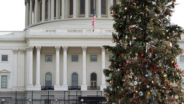 شجرة عيد الميلاد تقف على الجبهة الغربية لمبنى الكابيتول الأمريكي ، الخميس 6 يناير 2022 في واشنطن