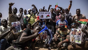 أشخاص تجمعوا في شوارع واغادوغو في بوركينا فاسو دعما للمجلس العسكري الجديد (25 ك2 2022، ا ب).