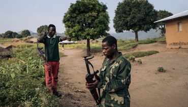 عنصر ميليشياوي من " قوة المقاومة الوطنية لإيتوري" وقف في قاعدة في بوكيرينغي شمال شرق الكونغو الديموقراطية (6 ك2 2022، أ ف ب). 