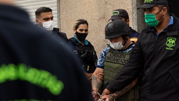 الشرطة الأرجنتينية تلقي القبض على مشبته به (أ ف ب).