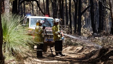 إطفاء حريق في أوستراليا (أ ف ب).