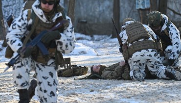 جنود يشاركون في مناورات تكتيكية وخاصة مشتركة بين وزارة الشؤون الداخلية الأوكرانية والحرس الوطني الأوكراني ووزارة الطوارئ بالقرب من محطة تشيرنوبيل للطاقة النووية (أ ف ب).