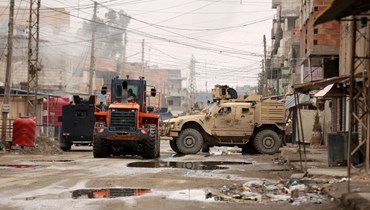 جنود أميركيون وعناصر من قوات سوريا الديموقراطية تجمعوا في حي غويران في مدينة الحسكة شمال شرق سوريا (29 ك2 2022، أ ف ب). 